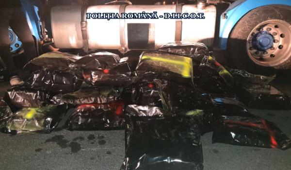 Zeci de kilograme de droguri găsite în rezervorul unui TIR, pe autostrada A1