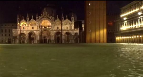 Doi morţi şi sute de case inundate, după ce apele au acoperit Veneţia (Video)