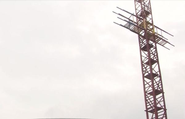 Cruce înaltă de 40 de metri, ridicată de un bărbat din Prahova, după un pelerinaj la mormântul lui Arsenie Boca