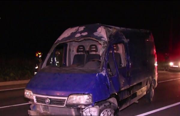 Microbuz răsturnat pe DN 24, în Vaslui. Şoferul ar fi încercat să evite un animal şi a pierdut controlul volanului