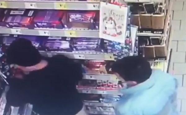 Doi hoţi cu poftă de dulciuri au dat lovitura într-un magazin din Timişoara