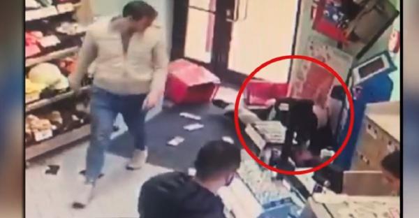 Bărbaţi indiferenţi se utiă cum o vânzătoare se luptă cu hoţii şi nu intervin, la Timişoara