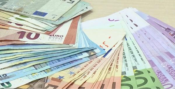 Evoluţia cursului valutar dă fiori reci românilor