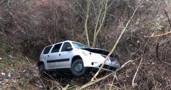 Șase profesori din Bacău au ajuns la spital, după ce s-au răsturnat cu maşina într-o râpă