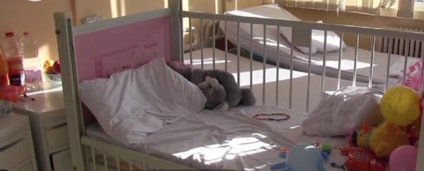 Fetiță uitată în spital de familie, lecție emoţionantă de solidaritate umană