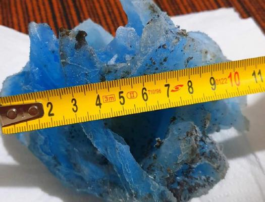 O bucată mare de gheaţă albastră cât pe ce să producă o tragedie într-o seră din Târgu-Frumos