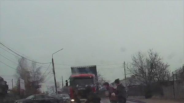 Trei tineri, la un pas de a fi spulberați pe trecere de un TIR, în Neamț (Video)