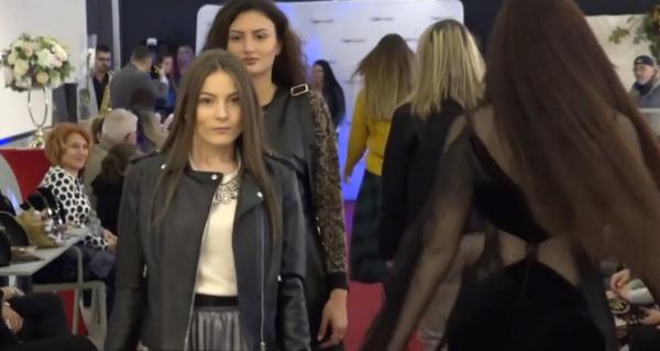Prezentare de modă în mall. Loredana Chelba le învaţă pe tinere cum să îşi combine corect ţinutele