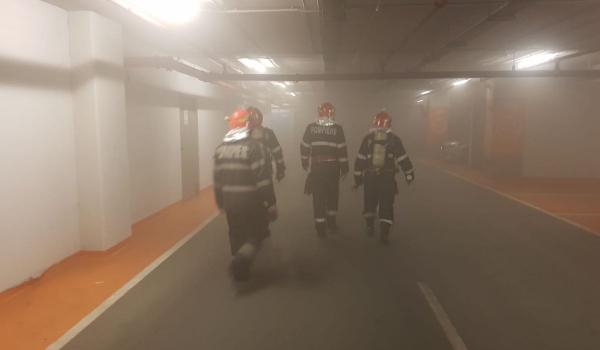 Incendiu la mall-ul Sun Plaza din Bucureşti. Oamenii, sfătuiţi să îşi abandoneze maşinile
