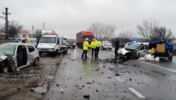 Accident teribil cu patru maşini pe centura Focşani. Doi oameni au murit