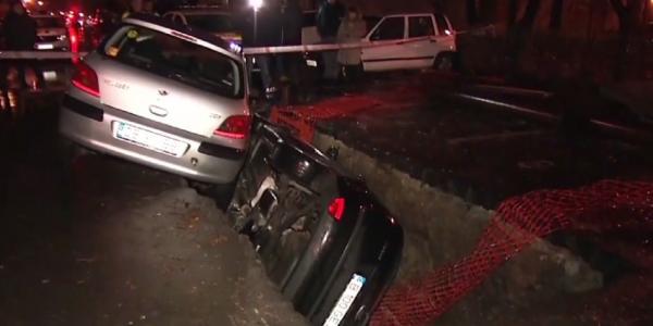 Doi şoferi au căzut cu maşinile într-o groapă uriaşă săpată de angajaţii RADET, în Drumul Taberei