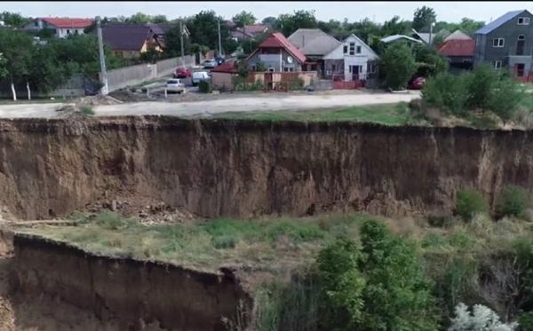 Malul Canalului Dunăre-Marea Neagră se surpă. Zeci de oameni evacuați
