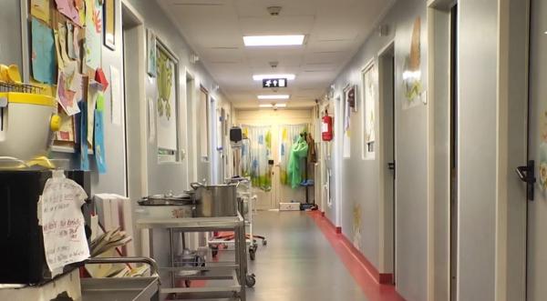 Oameni cu inima frântă, după ce fetiţa pe care au crescut-o a fost luată de DGASPC şi dată spre adopţie