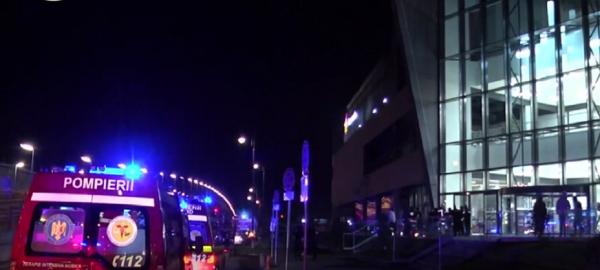 400 de oameni evacuaţi dintr-un mall din Sibiu, după ce în parcarea subterană s-a simţit miros de gaze