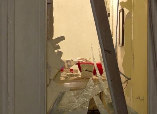 Clipe de groază într-un bloc din Satu Mare după o explozie violentă. Doi tineri au fost grav răniţi