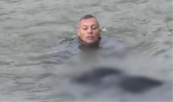 Femeia care s-a aruncat în Mureş şi a fost salvată de jandarmi, în continuare în stare gravă