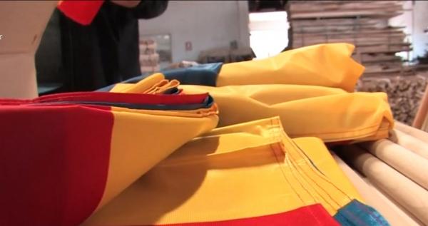 Fabricile de steaguri lucrează intens pentru Ziua României