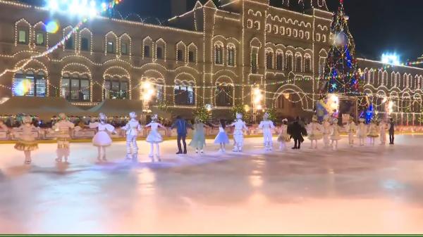 Patinoar uriaș instalat în Piaţa Roşie din Moscova, de sărbători