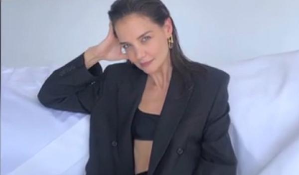 Katie Holmes a postat o fotografie îndrăzneaţă cu imperfecţiunile ei