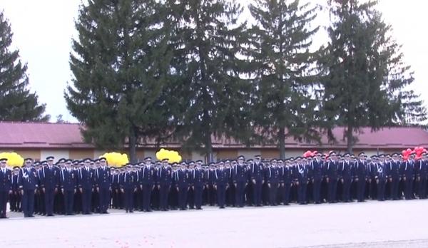 Cerere în căsătorie la festivitatea de absolvire a poliţiştilor de la Şcoala din Câmpina