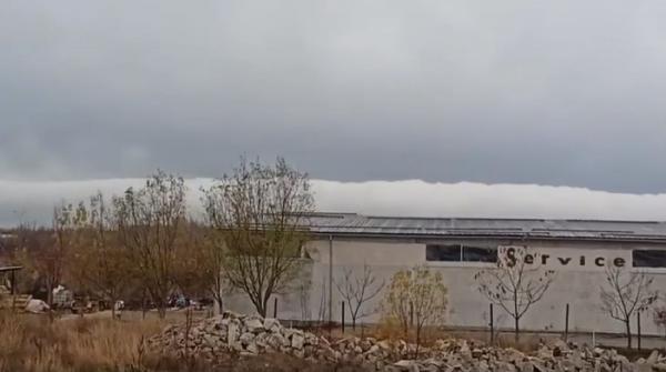 Fenomen spectaculos pe cerul Capitalei. Bucureştenii au surprins un nor uriaş, ca un val de mare
