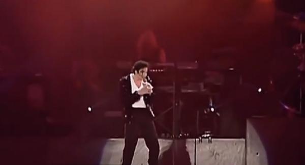 Viața lui Michael Jackson, povestită de o mănușă cu paiete