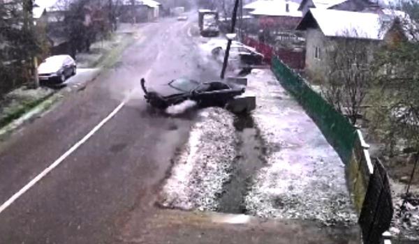 Tânăr teribilist, accident cu trei maşini, filmat de o cameră de supraveghere, în Dâmboviţa