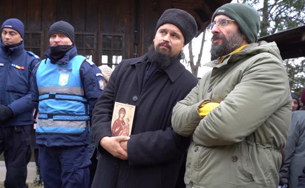 Preot caterisit de Mitropolie, dar foarte iubit de enoriaşi, evacuat cu mascaţii din biserică