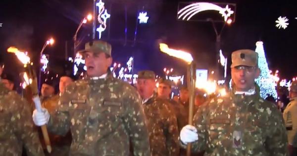 Ziua Națională a României s-a încheiat spectaculos, cu retragerea cu torţe (Video)