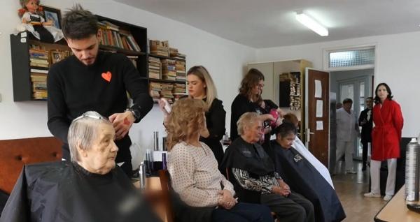 Bătrânii unui azil din Alba Iulia au fost tunşi şi coafați gratuit de stilişti renumiţi din oraş