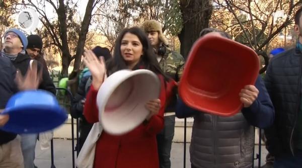 Protest cu ligheane la Primăria București: "Vrem apă caldă și căldură"