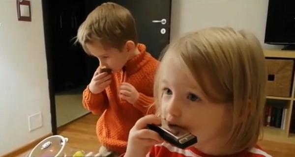 Copiii prezentatorului Bogdan Alecsandru au fost vizitați de Moș Nicolae