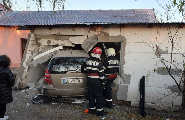 O femeie a intrat cu mașina în dormitorul unei familii, în Ploiești: "S-a urcat cu roţile pe pat, practic!"