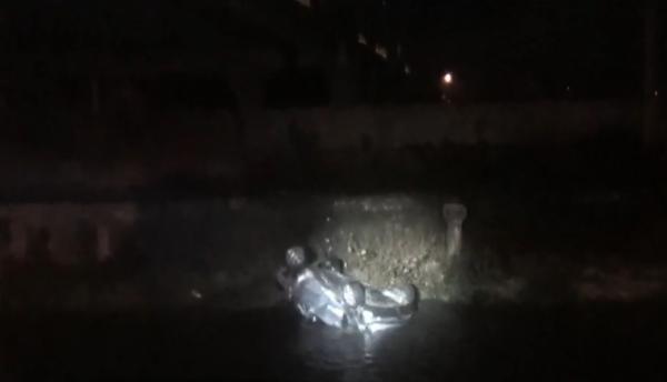 Un tânăr a murit în Reșița, după ce a căzut cu mașina în râu