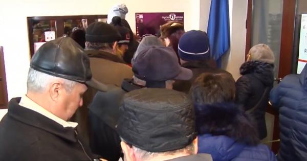 Peste 200 de bătrâni din Galaţi s-au călcat în picioare pentru un loc la Revelionul Pensionarilor