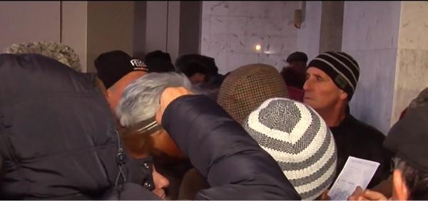 Pensionarii din Galaţi s-au călcat în picioare ca să prindă bilete la Revelionul organizat de Primărie