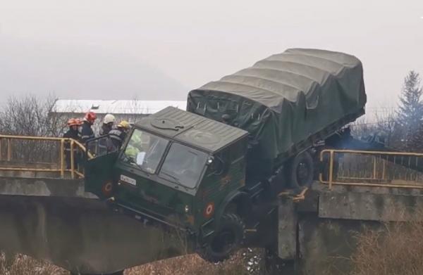 Camion al Armatei, la un pas să se prăbuşească în gol de pe un pod din Dej