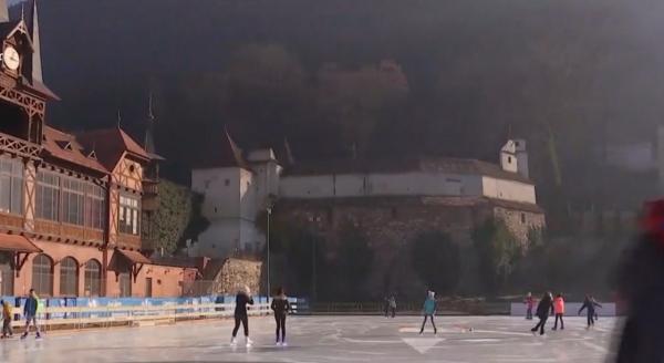 Distracție pe gheață, la Brașov, într-unul dintre cele mai frumoase patinoare din țară
