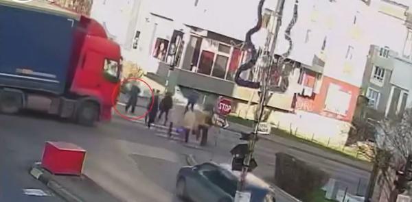 Femeie din Suceava, lovită pe trecerea de pietoni de un TIR condus de un turc (Video)
