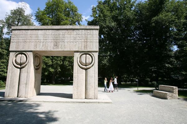 Profesor de la Universitatea de Arte din Bucureşti, acuzat că a batjocorit operele lui Brâncuşi