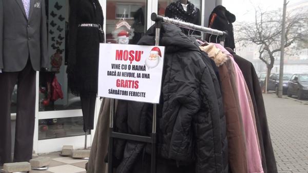 Haine pentru nevoiași, donate gratuit de patronii unui magazin second-hand din Alba Iulia