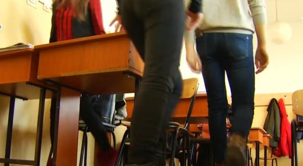 Elevii unei şcoli din Constanţa pot rămâne repetenţi dacă se automutilează