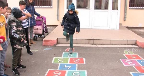Jocuri pictate direct pe asfalt, în curţile şcolilor din Oradea