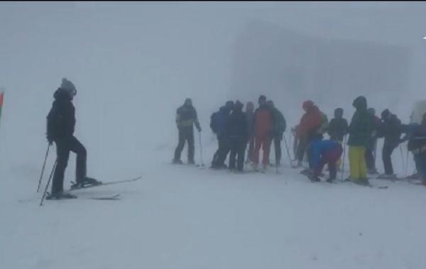 Peste 100 de turişti, rămaşi blocaţi în Bucegi din cauza viscolului