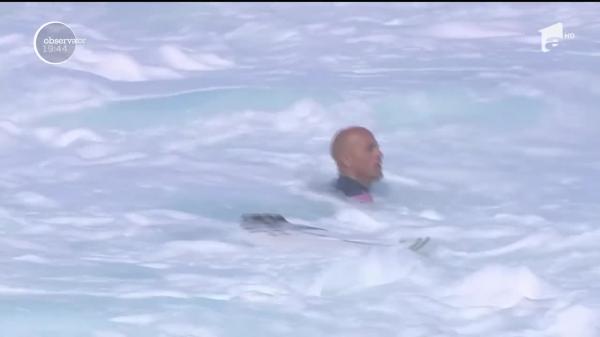 Surferi din întreaga lume au înfruntat valuri de peste 15 metri înălţime în Hawaii (Video)