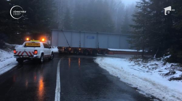 Un camion cu o grindă de 45 de metri a blocat drumul între Ploiești și Brașov