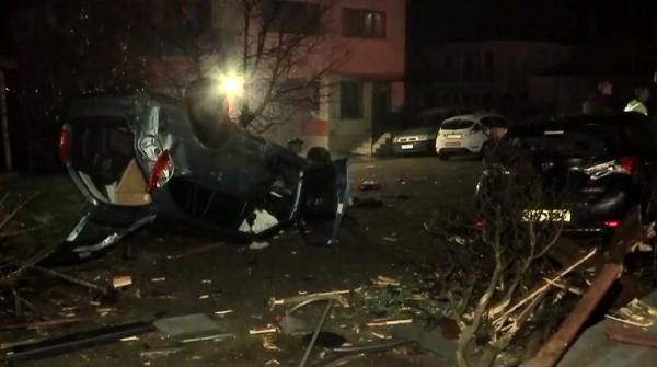 Haos în Clui, după ce un adolescent a furat o maşină şi a spulberat totul în cale