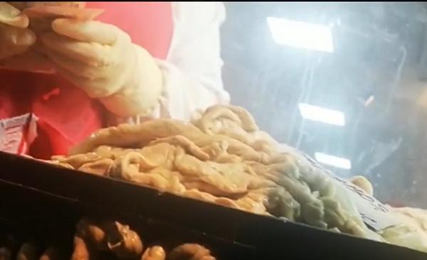 Carne de porc vândută în mizerie, într-o cunoscută piaţă din Bucureşti (Video)