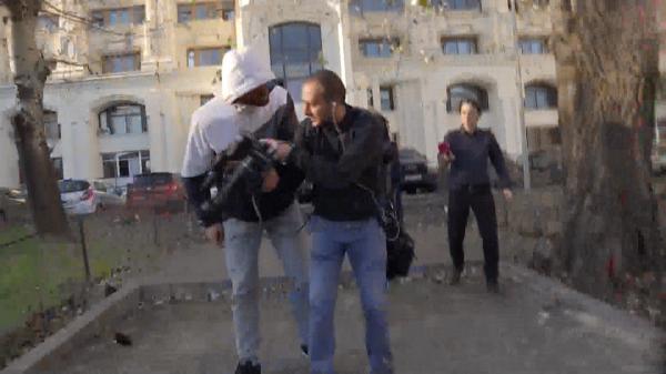 Fiul lui Gheorghe Dincă a bătut în stradă o echipă de jurnalişti (Video)