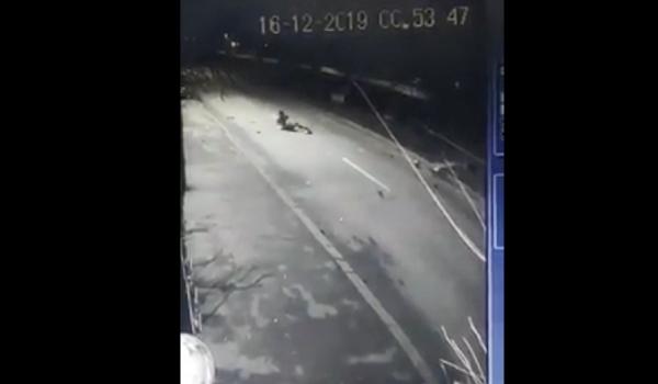 Şofer aruncat din maşina care se răstoarnă, la Craiova, filmat când se ridică de pe şosea (video)